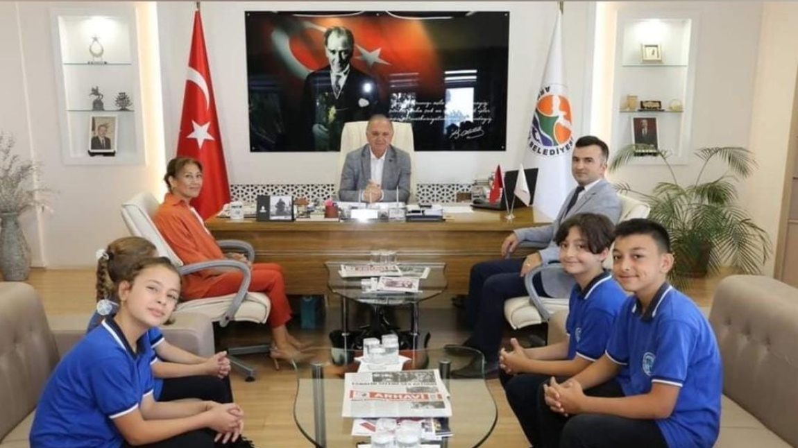 İlköğretim Haftası etkinlikleri kapsamında okulumuz idareci, öğretmen ve öğrencileri Arhavi Belediye Başkanlığı ve Belediye Başkanı Vasfi Kurdoğlu’nu makamında ziyaret edildi. 